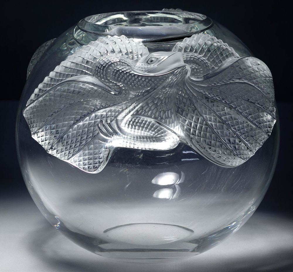 Lot 174: Lalique Crystal 'Erimaki' Bowl