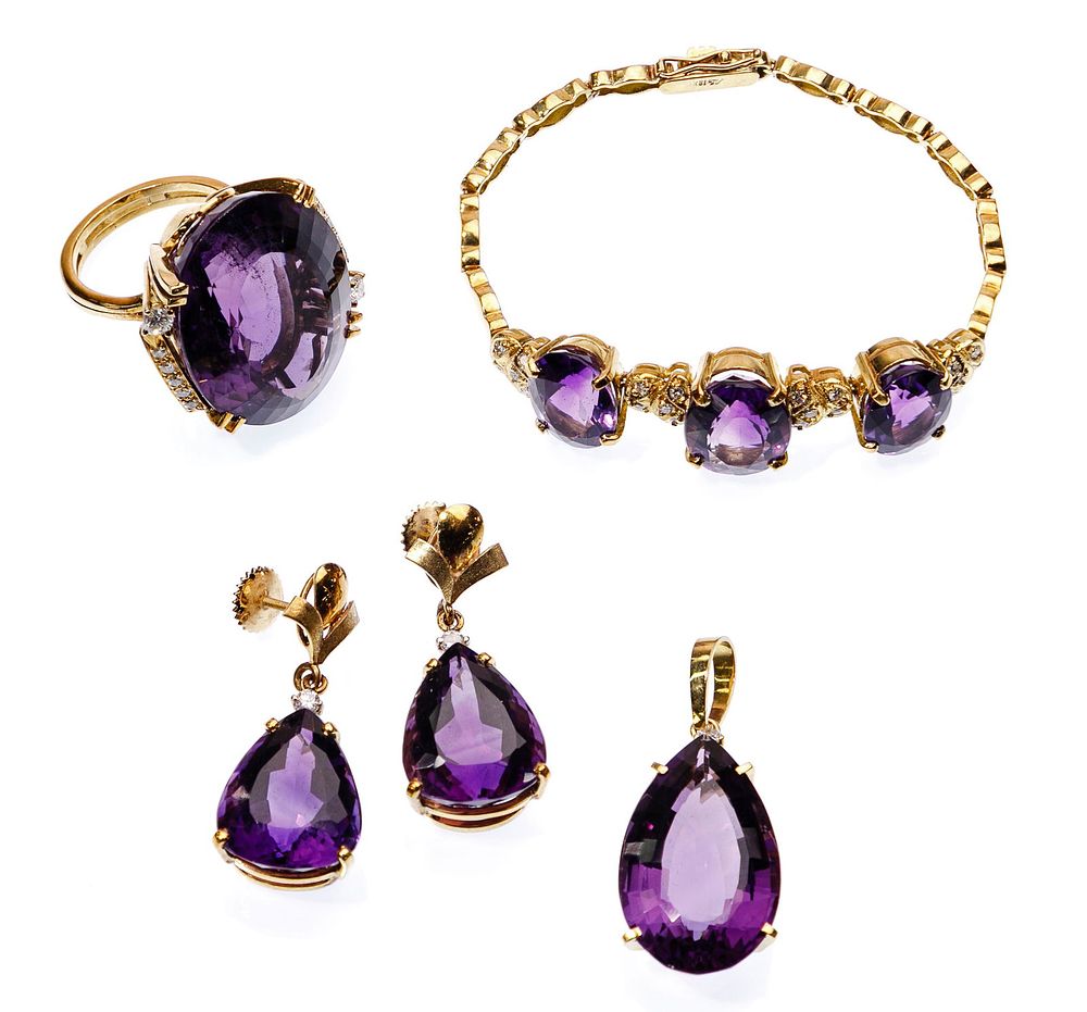Lot 285: 18k Yellow Gold and Amethyst Jewelry Assortment