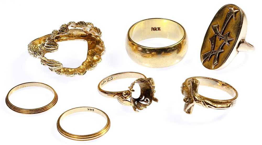 Lot 314: 14k Yellow Gold Ring Assortment