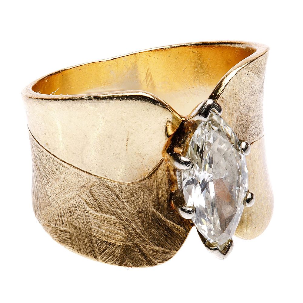 Lot 326: 14k Yellow Gold and Diamond Ring