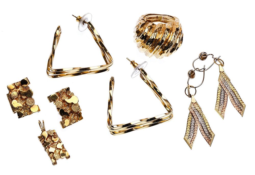 Lot 369: 14k Yellow Gold Jewelry Assortment