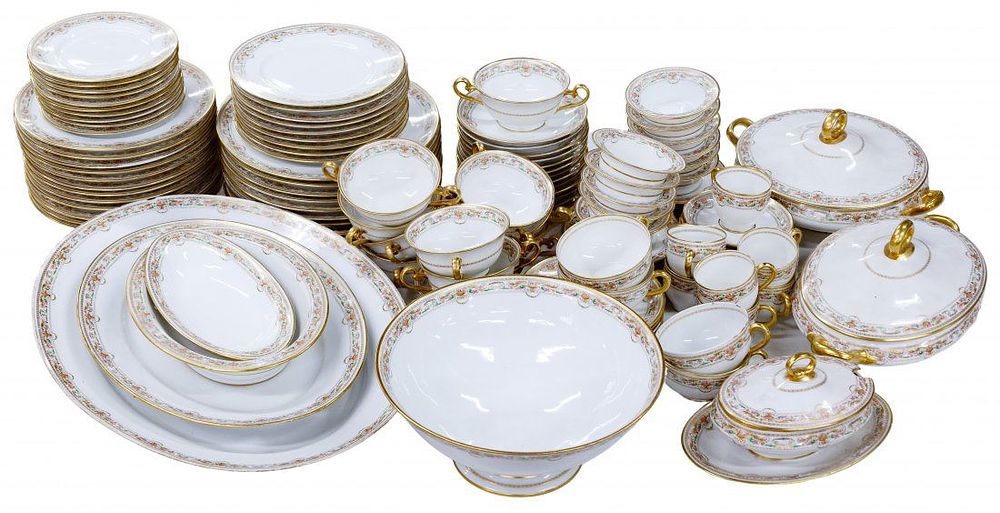 Lot 291: Richard Ginori 'Tuscan Garlands' Dinner Service