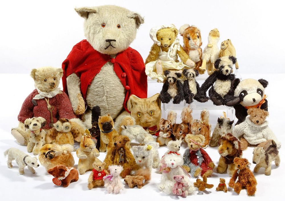 Lot 431: Steiff Bear Assortment