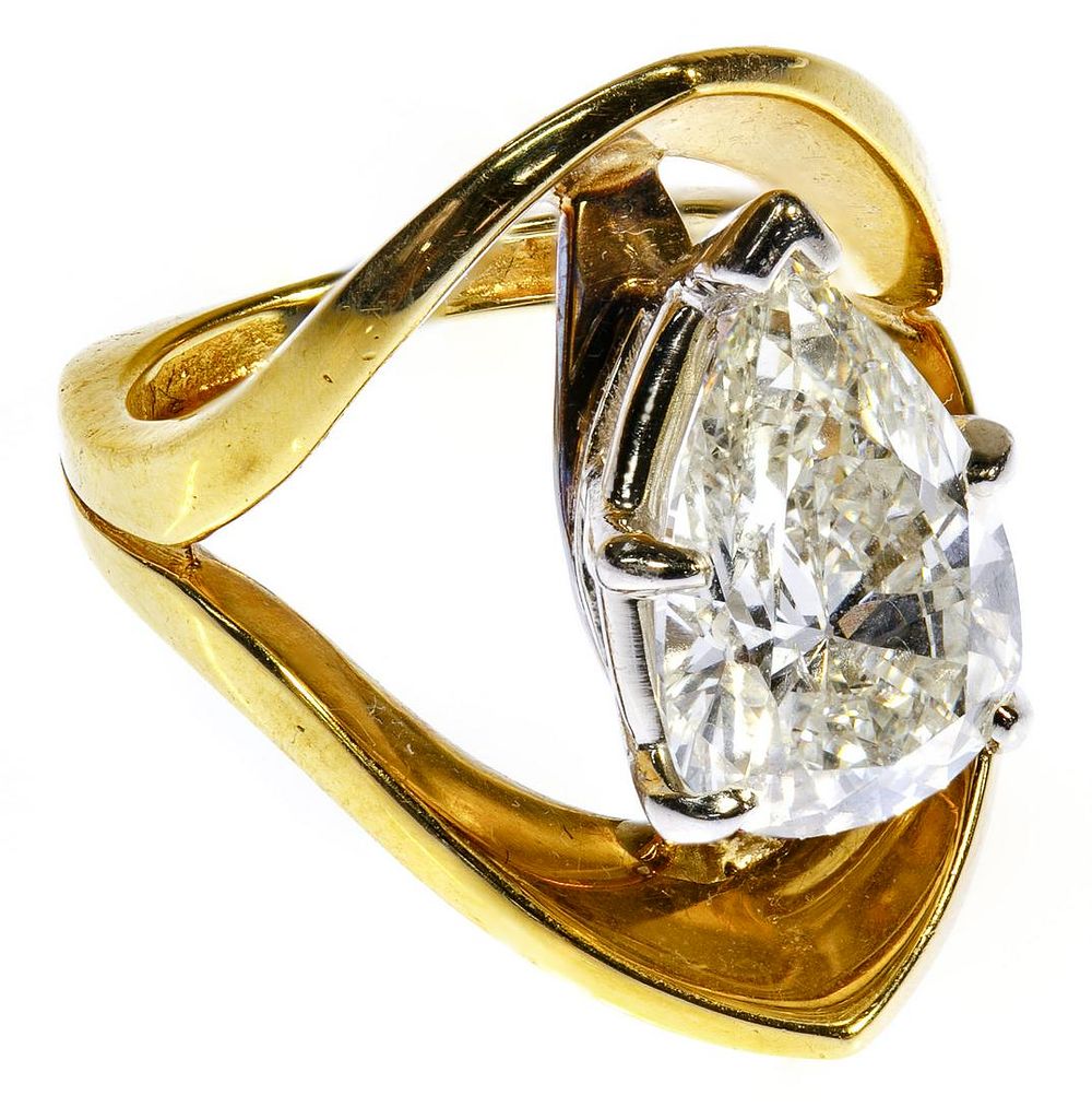 Lot 459: 18k Yellow Gold and Diamond Ring
