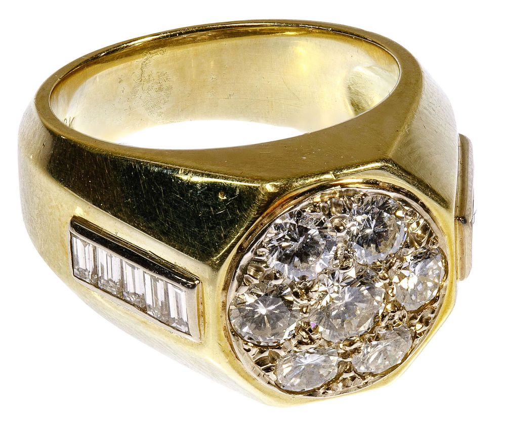 Lot 461: 18k Yellow Gold and Diamond Ring