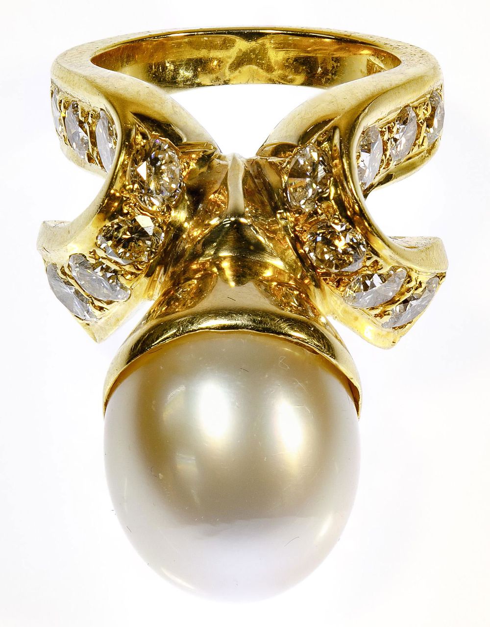 Lot 464: 18k Yellow Gold, Pearl and Diamond Ring