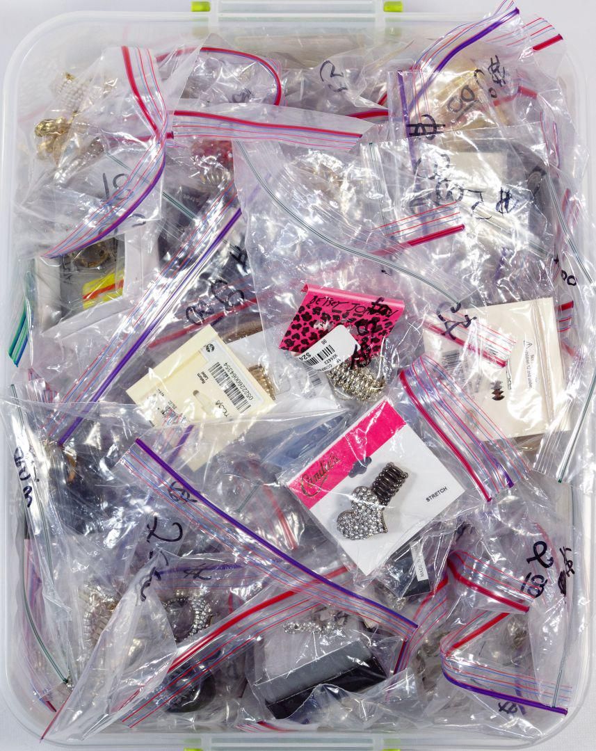 Lot 555: Costume Ring Assortment