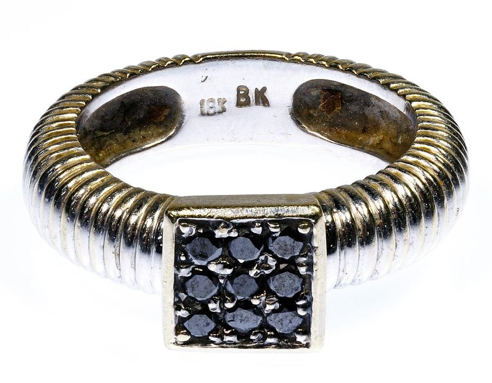Lot 179: 18k White Gold and Black Diamond Ring