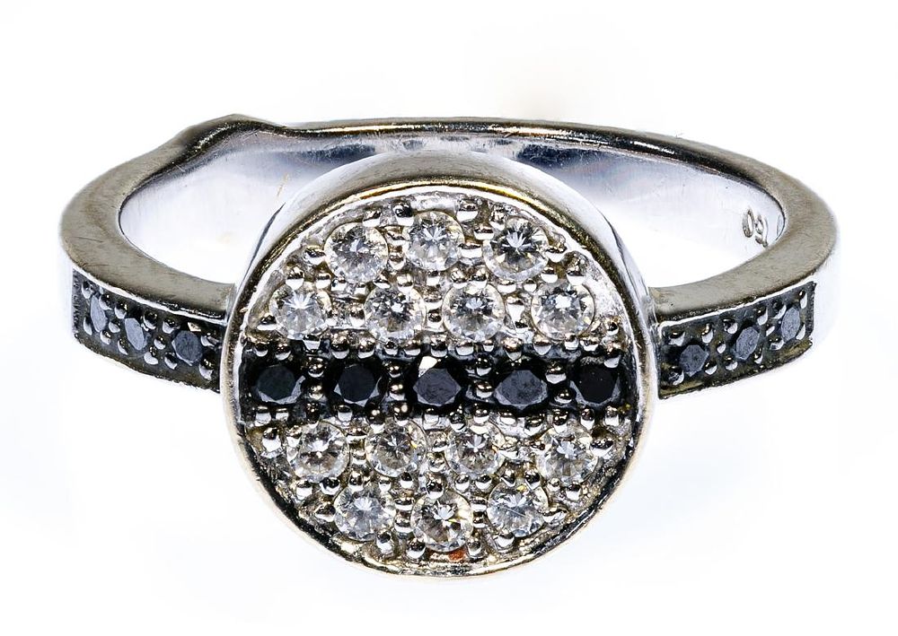Lot 180: 18k White Gold and Diamond Ring