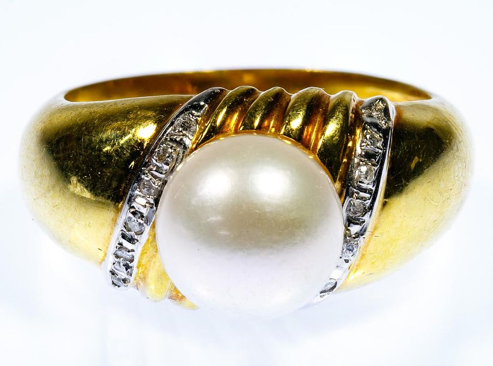 Lot 181: 18k Gold, Pearl and Diamond Ring