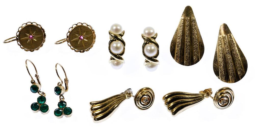 Lot 192: 14k Gold Earring Assortment
