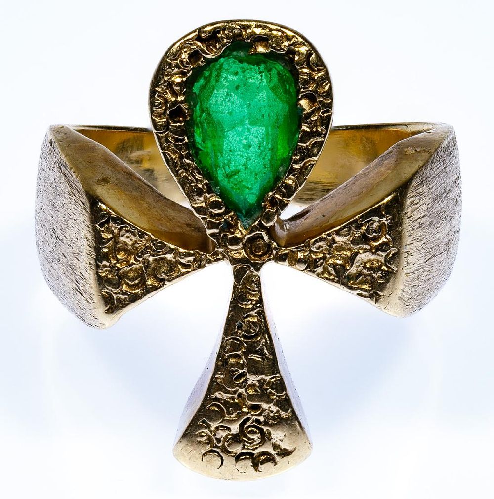 Lot 208: 14k Gold and Emerald Ankh Ring