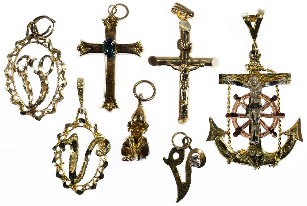 Lot 249: 14k Gold Pendant Assortment