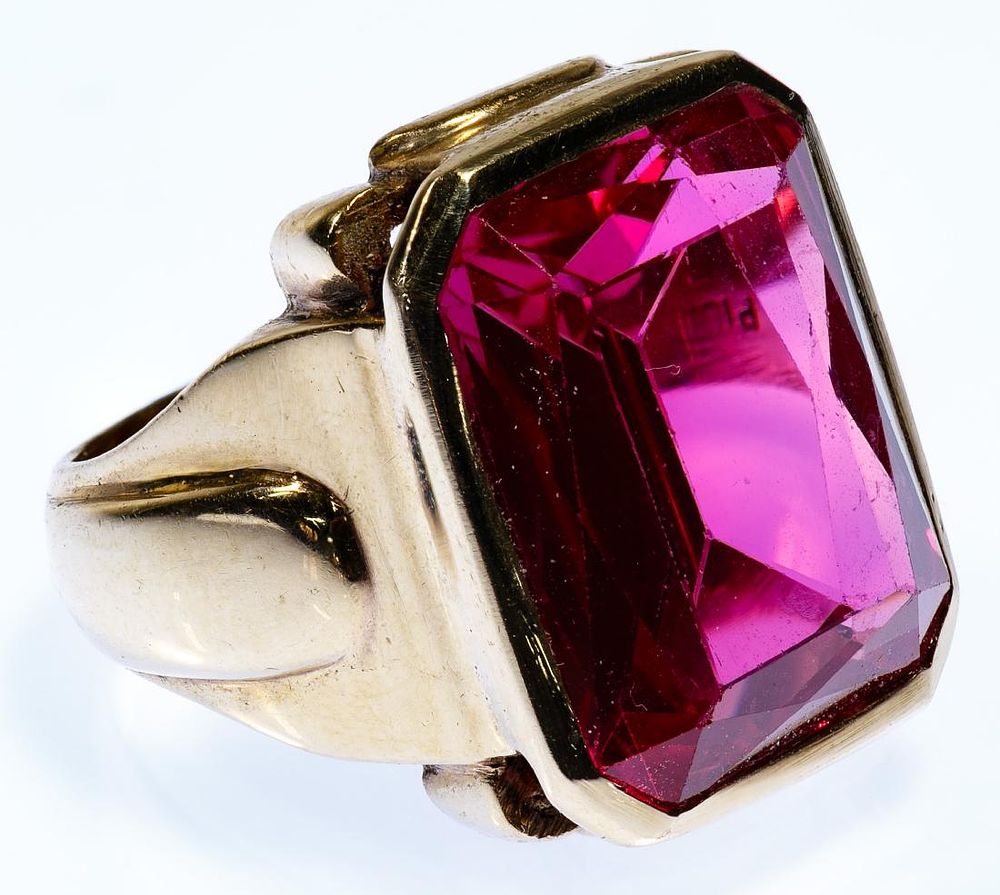 Lot 270: 10k Gold and Ruby Ring