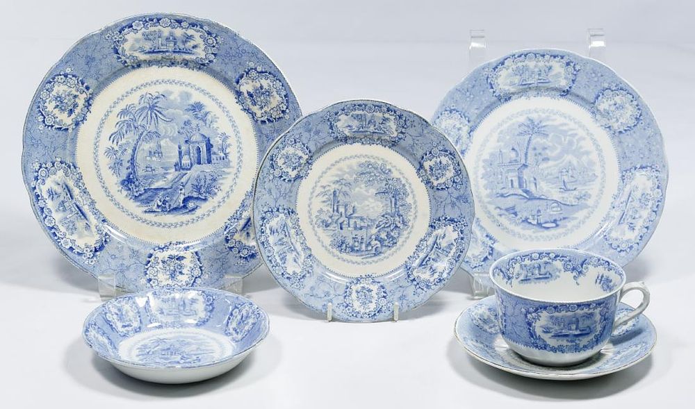 Lot 373: Ridgways 'Oriental' China Service