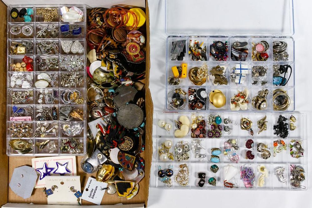 Lot 490: Costume Jewelry Earrings Assortment