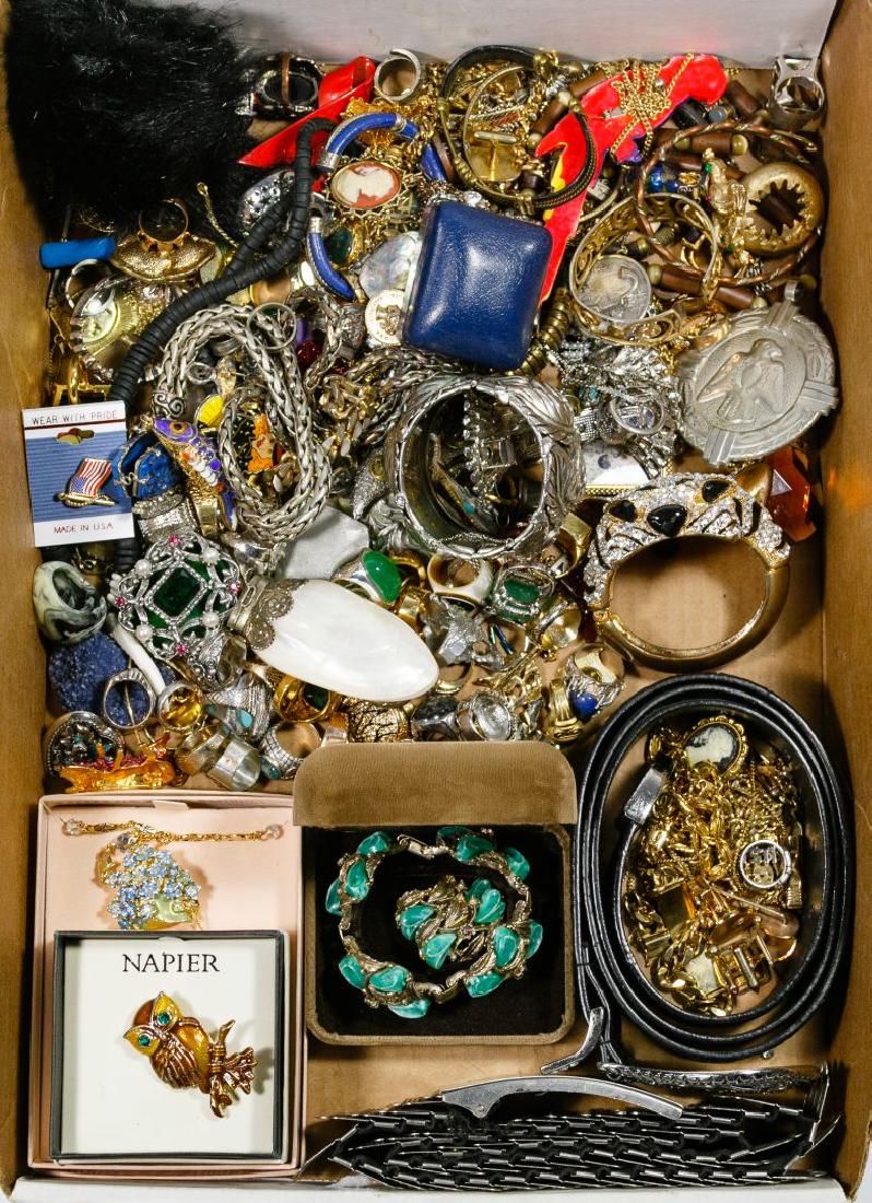Lot 495: Costume Jewelry and Men's Item Assortment