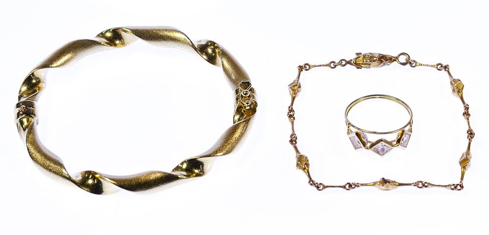 Lot 255: 18k Yellow Gold Jewelry Assortment