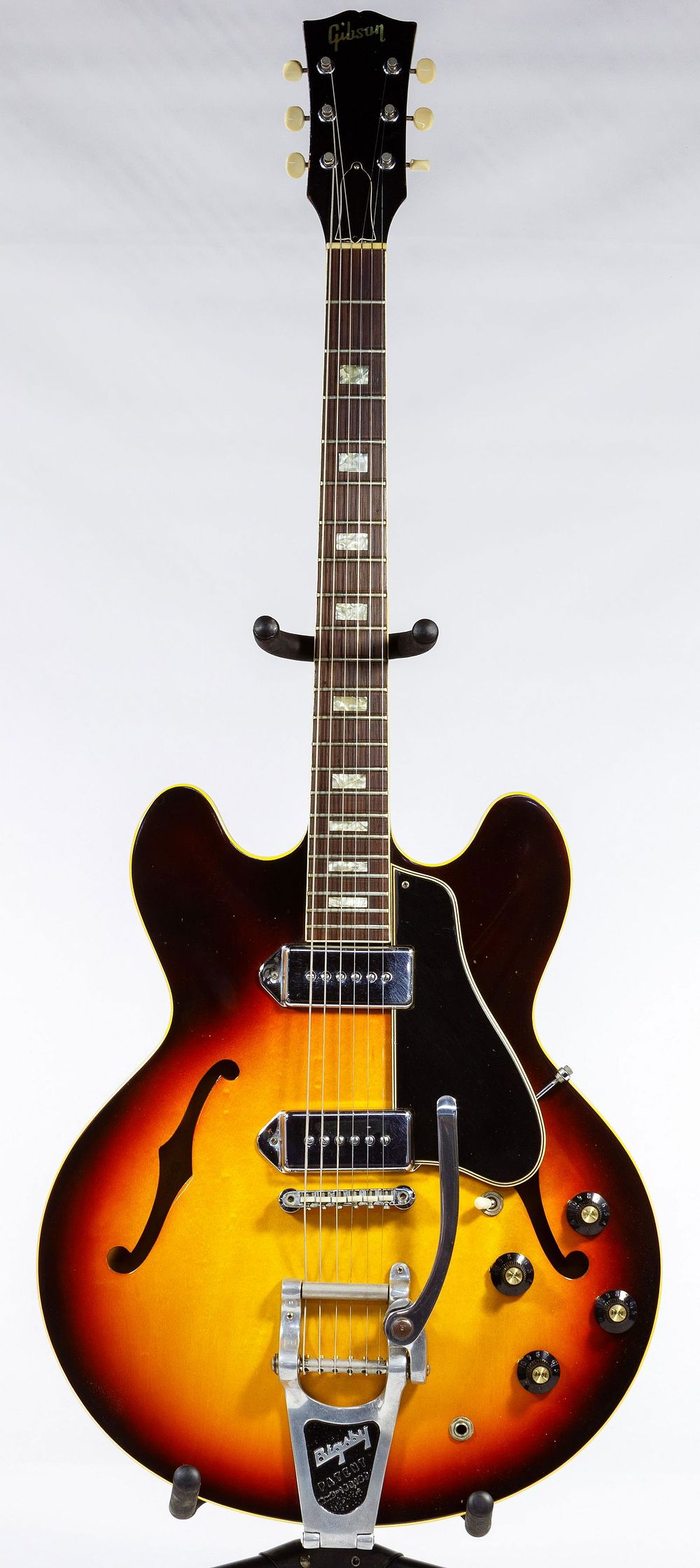 Lot 453: Gibson 1967 ES 330TD Electric Guitar with Bigsby