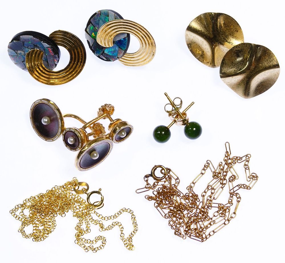 Lot 543: 14k Gold Earring Assortment