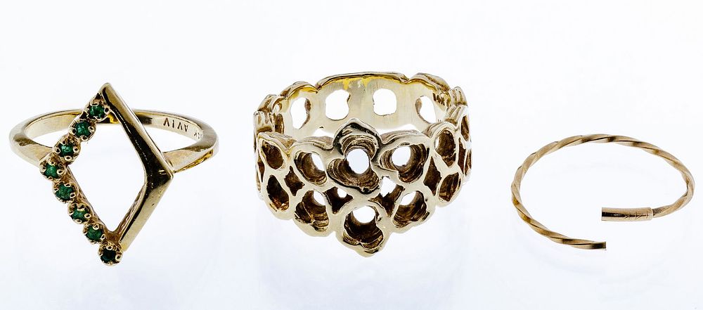 Lot 553: 14k Yellow Gold Ring Assortment