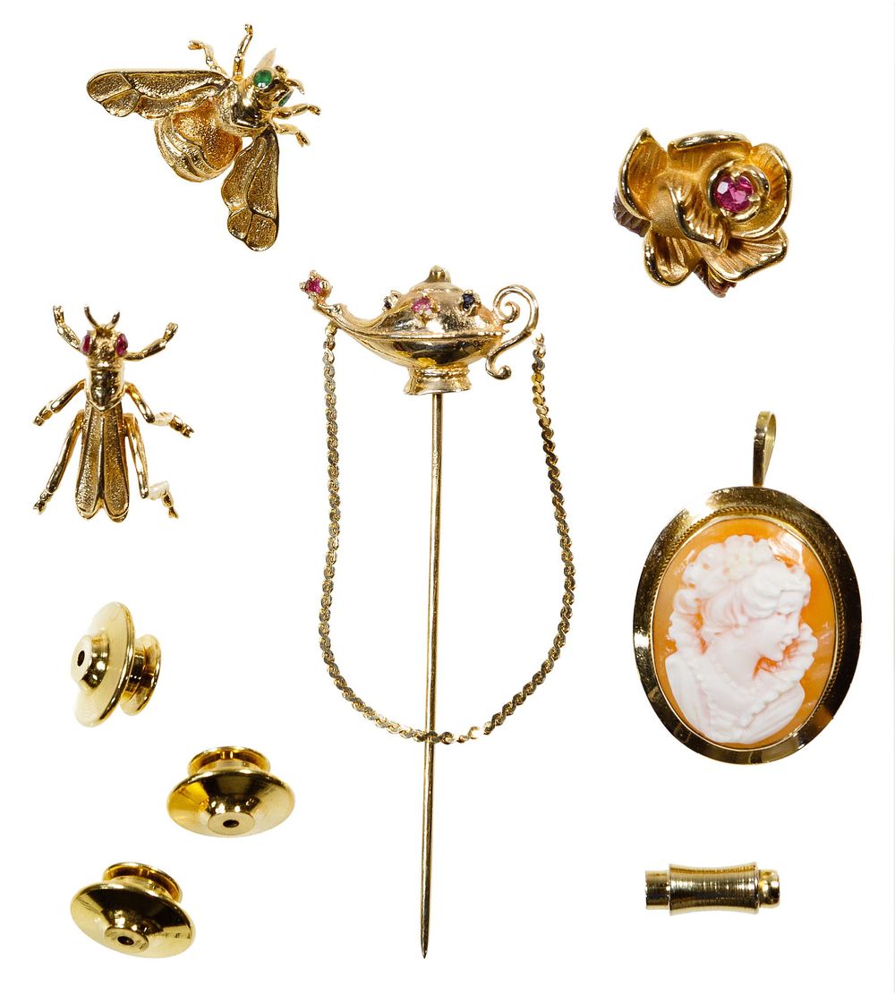 Lot 562: 14k Yellow Gold Pin Assortment
