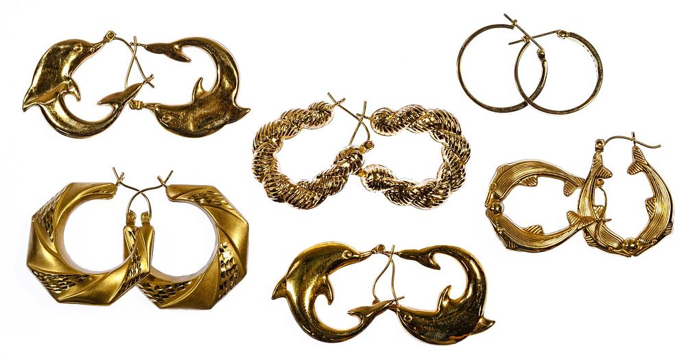 Lot 565: 10k Yellow Gold Pierced Hoop Earring Assortment