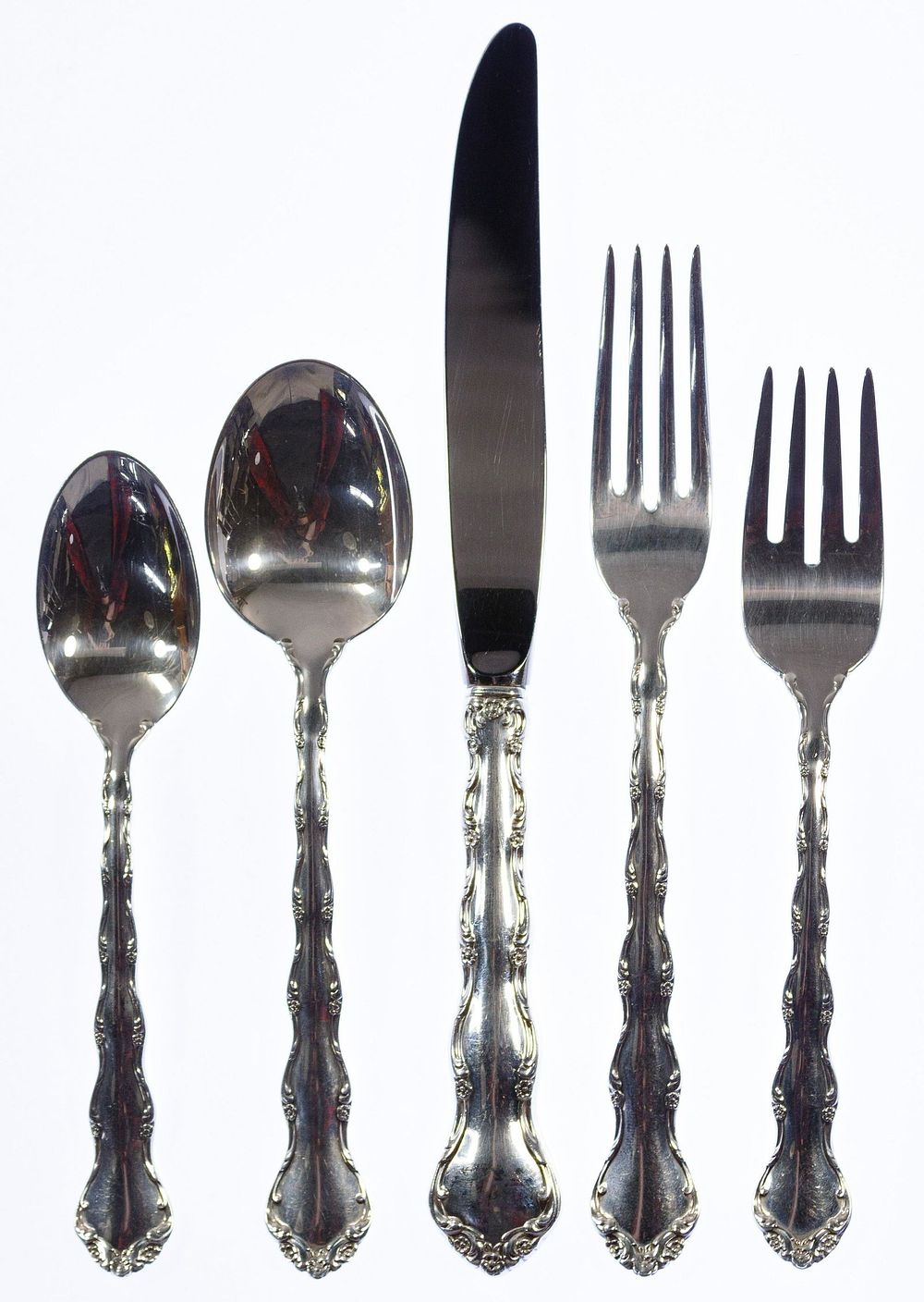 Lot 607: Reed & Barton 'Tara' Sterling Silver Flatware Service