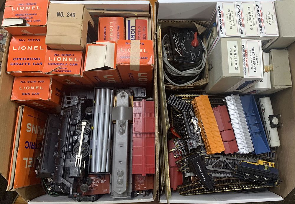 Lot 309: O-Guage and HO Scale Model Train Assortment