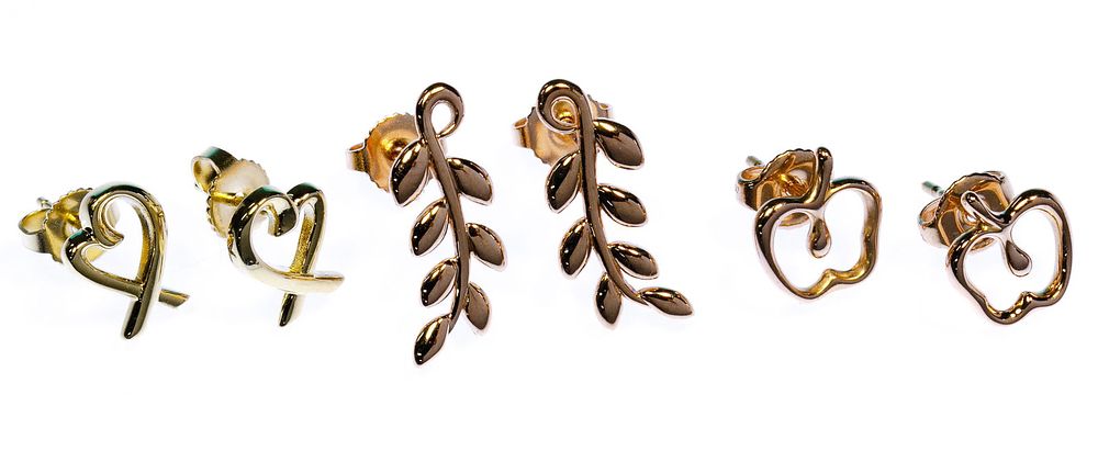 Lot 594: Tiffany & Co 18k Gold Earring Assortment