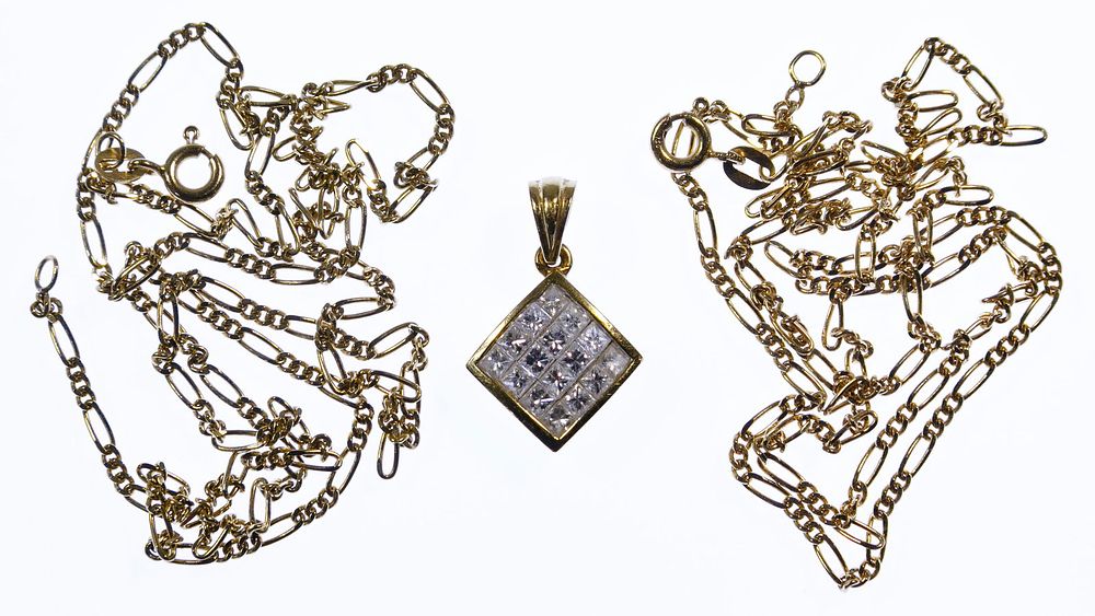 Lot 607: 18k Gold Necklace and Pendant Assortment
