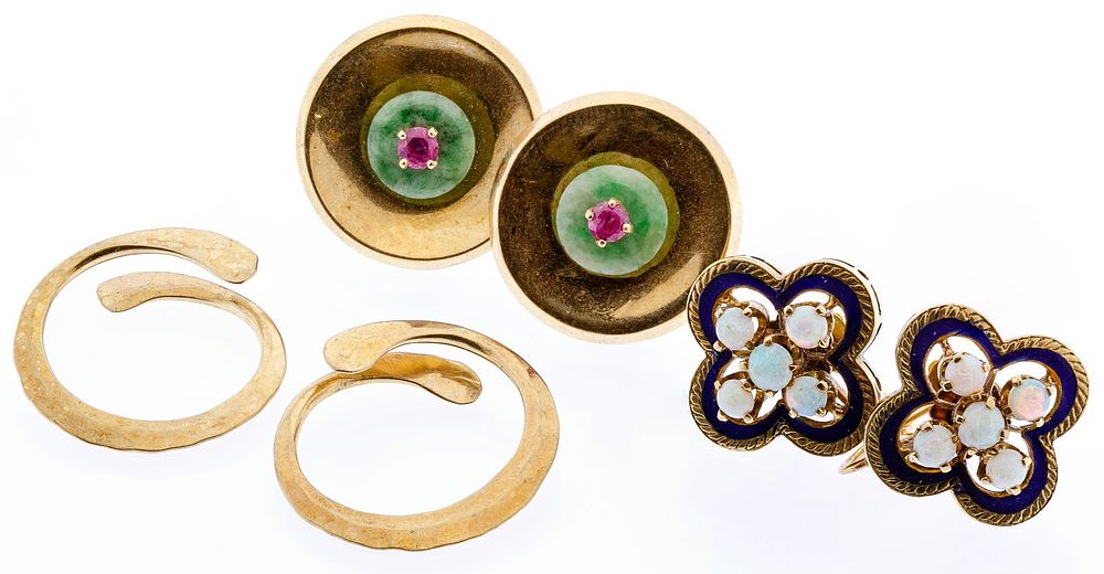 Lot 620: 14k Gold Earring Assortment