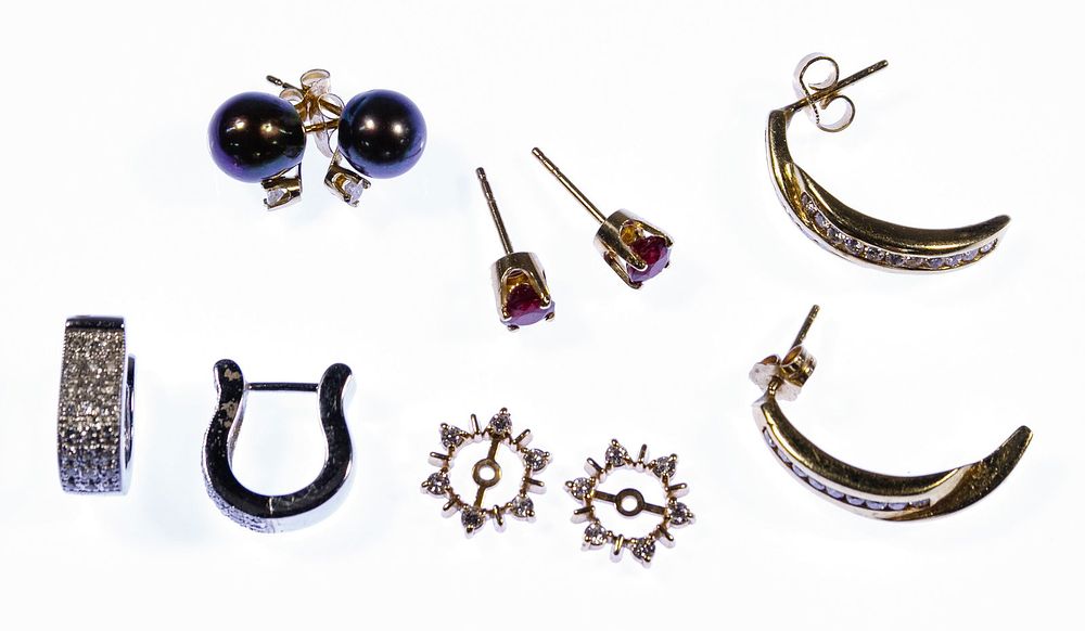 Lot 622: 14k Gold Pierced Earring Assortment