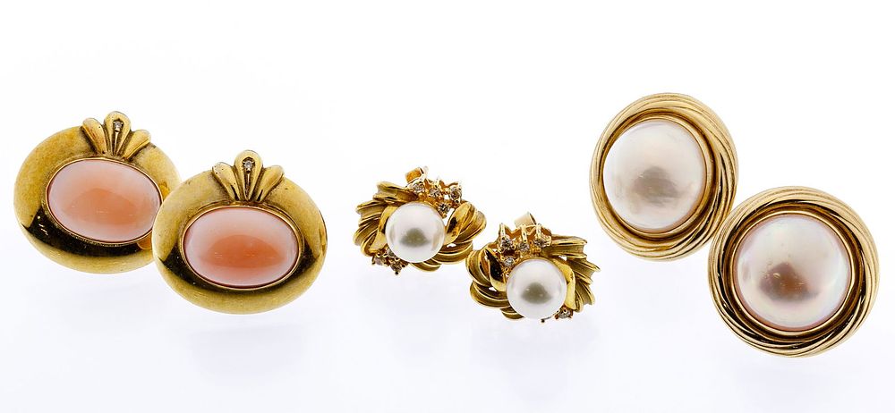 Lot 623: 14k Gold Earring Assortment