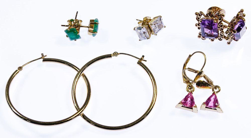 Lot 626: 14k Gold Earring Assortment