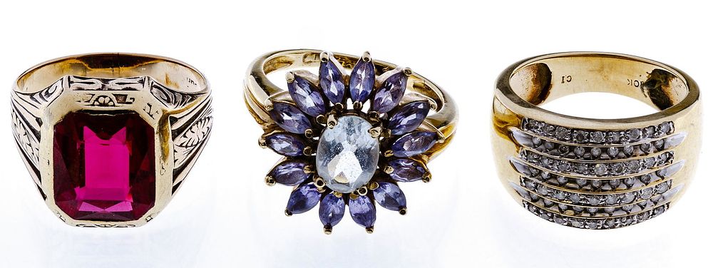 Lot 670: 10k Gold Ring Assortment