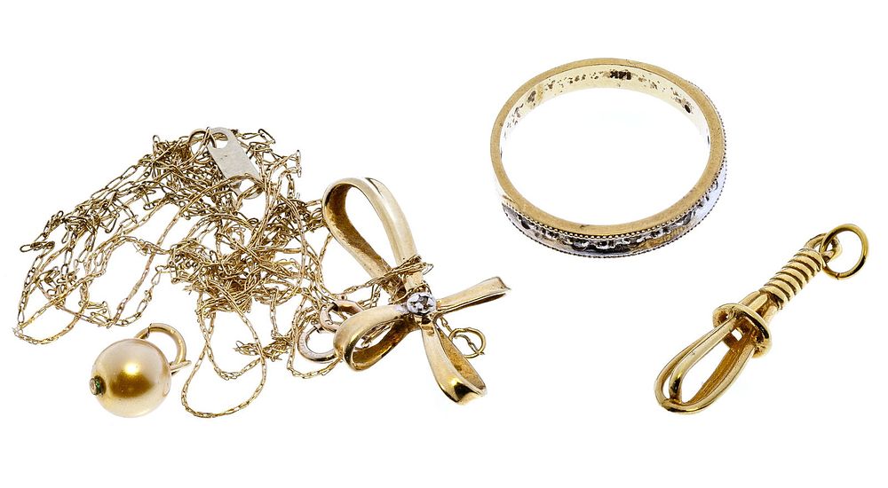 Lot 676: 14k Gold and 10k Gold Jewelry Assortment