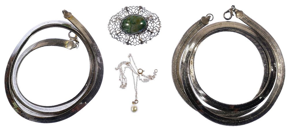 Lot 677: 14k Gold and Costume Jewelry Assortment