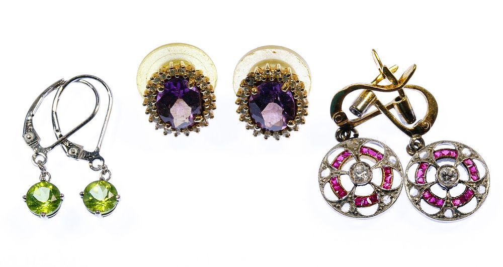 Lot 682: 18k Gold and 14k Gold Pierced Earring Assortment