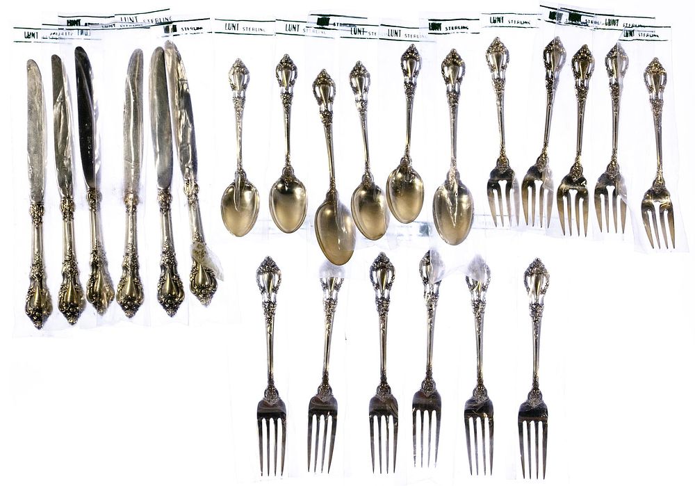 Lot 725: Lunt 'Eloquence' Sterling Silver Flatware Service