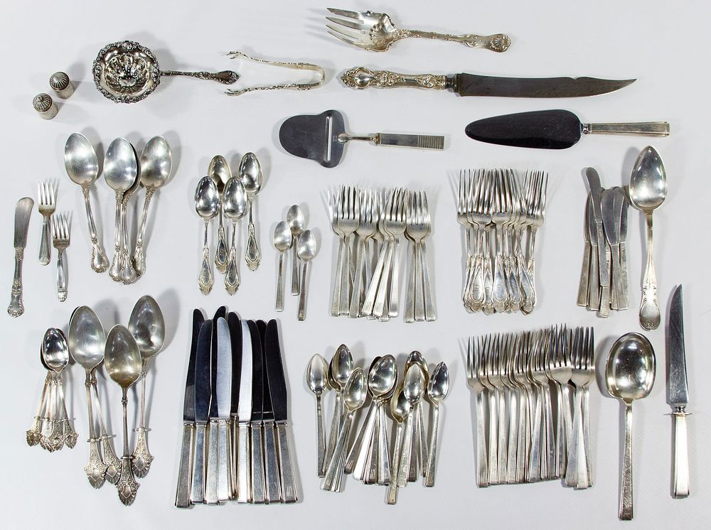 Lot 726: Lunt 'Modern Classic' Sterling Silver Flatware