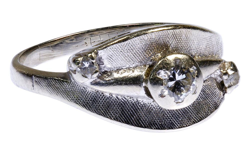 Lot 472: 14k White Gold and Diamond Ring