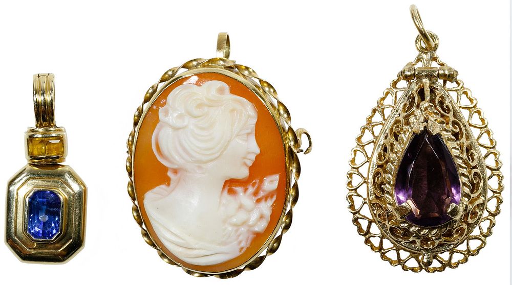 Lot 481: 14k Gold Pendant Assortment