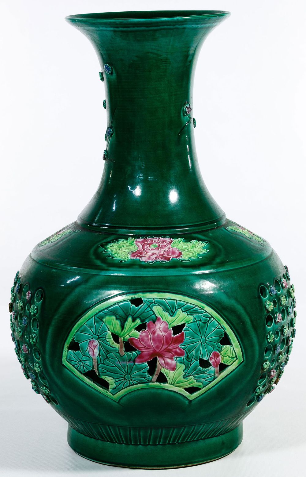 Lot 208: Chinese Reticulated Vase
