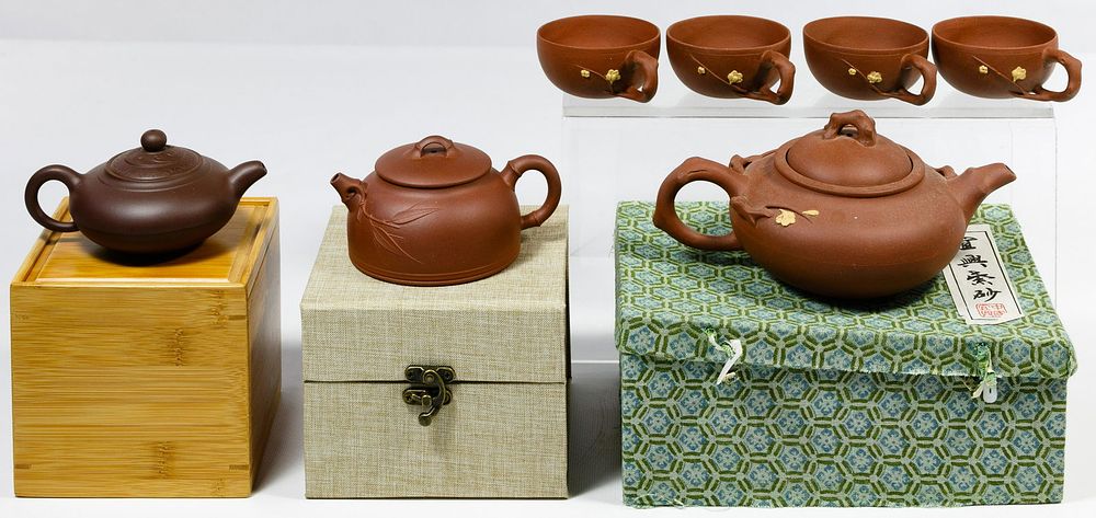 Lot 214: Chinese Yixing Zisha Pottery Tea Pot Assortment