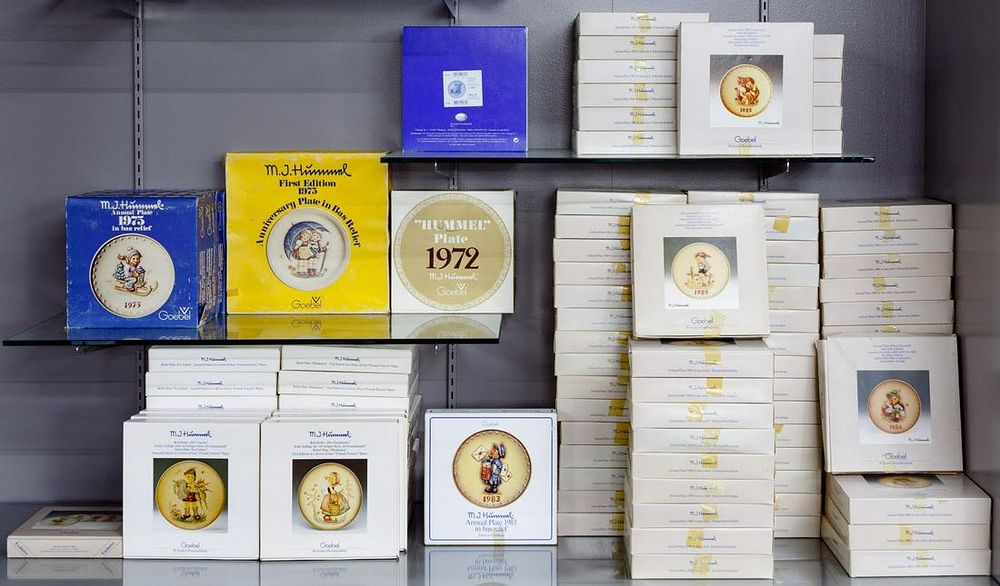 Lot 354: Hummel / Goebel Plate Assortment