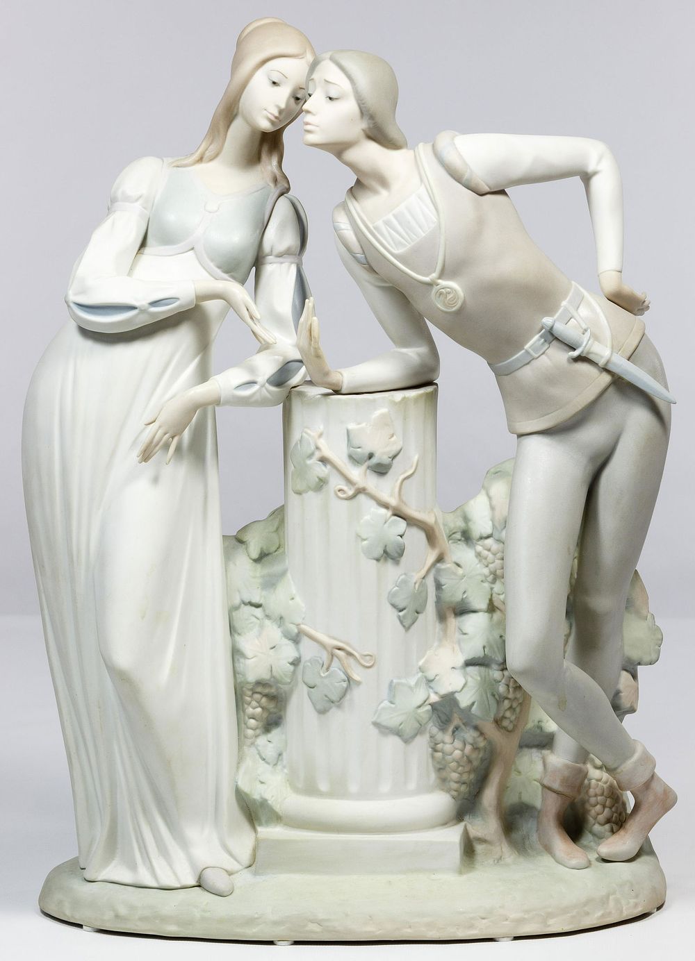 Lot 356: Lladro #4750 'Romeo and Juliet' Figurine