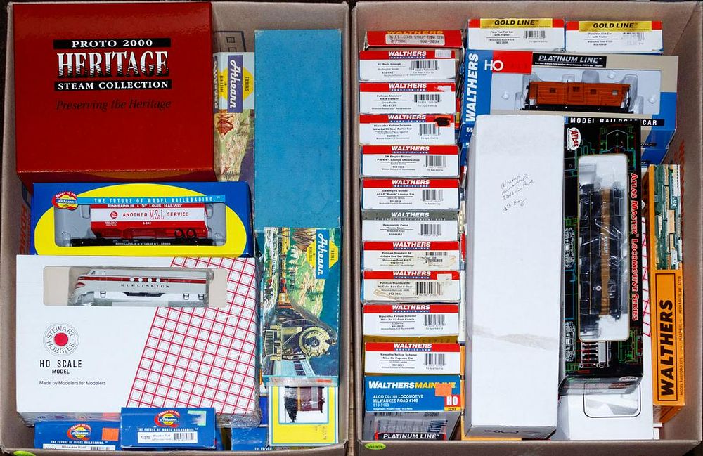 Lot 379: HO Model Train Engine and Car Assortment