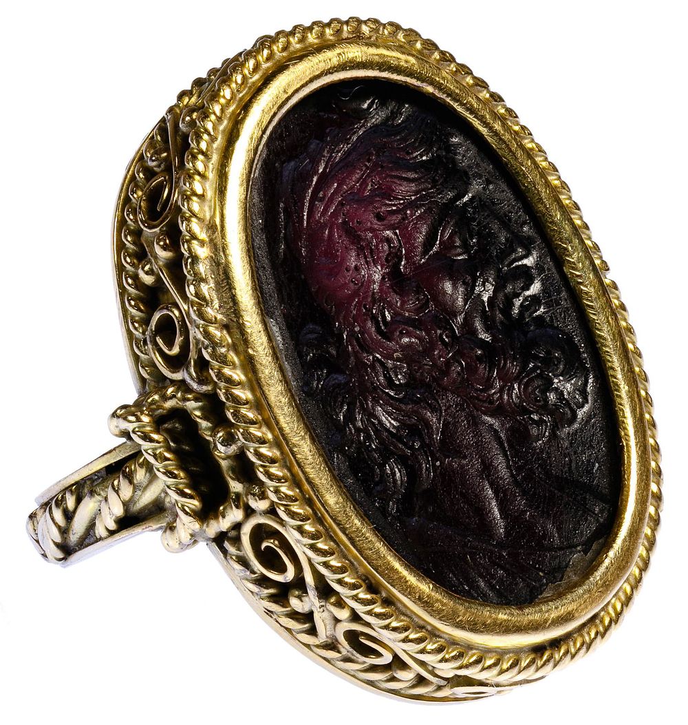 Lot 418: 18k Gold and Carved Onyx Scarf Ring