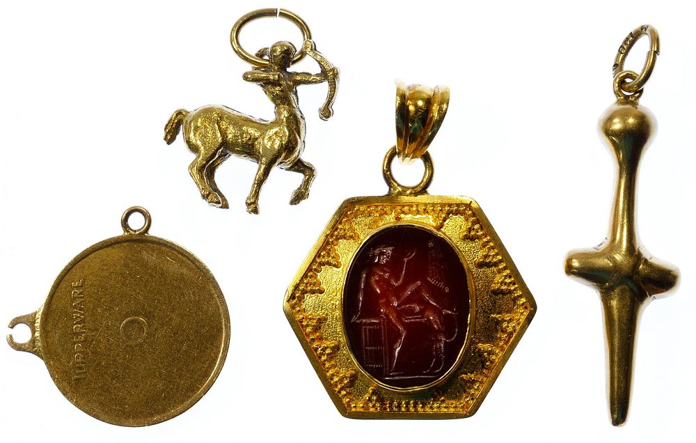 Lot 421: 18k Gold Pendant / Charm Assortment